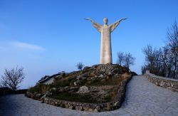 Ultimo percorso del sentiero pedonale che conduce alla Statua del Redentore di Maratea in Basilicata - © Gennaro DiBs / Shutterstock.com