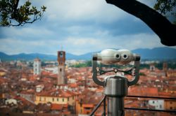 Binocolo panoramico installato sulla Torre Guinigi in centro a Lucca, Toscana