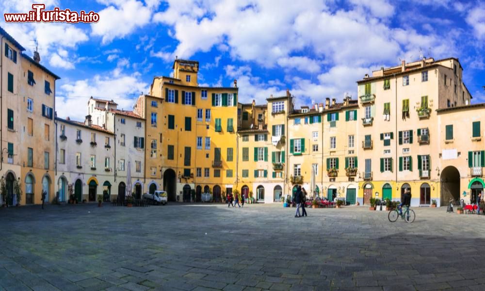 Piazza Anfiteatro a Lucca: come nasce una delle piazze più belle della  Toscana