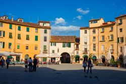 La Piazza dell'Anfiteatro di Lucca sorge sulle antiche rovine di una arena romana - © Cris Foto / Shutterstock.com