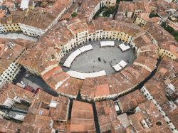 Veduta aerea di Piazza Anfiteatro in centro a Lucca, in Toscana