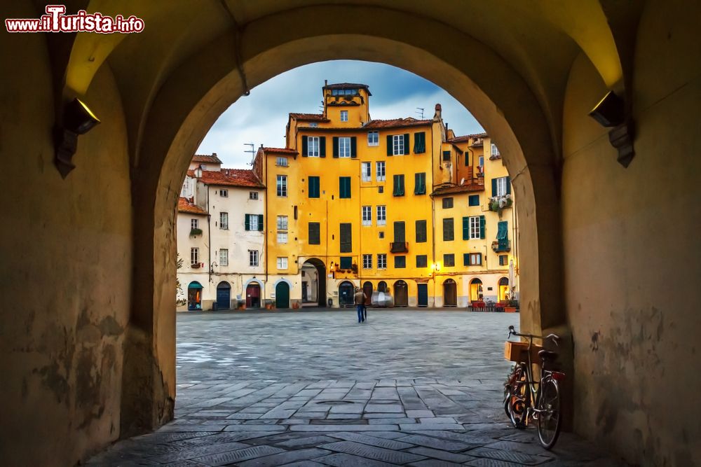 Immagine Una delle quattro porte di accesso alla Piazza dell'Anfiteatro a Lucca