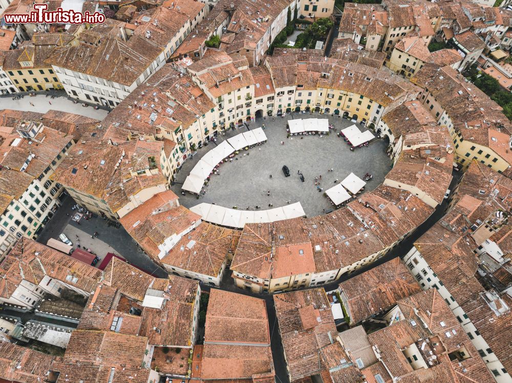 Immagine Veduta aerea di Piazza Anfiteatro in centro a Lucca, in Toscana