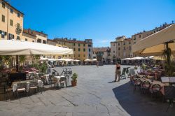 I ristoranti e bar della celebre Piazza dell'Anfiteatro in centro a Lucca, in Toscana