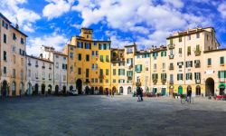 Lucca Toscana la magnifica Piazza dell'Anfiteatro