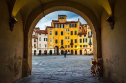 Una delle quattro porte di accesso alla Piazza dell'Anfiteatro a Lucca