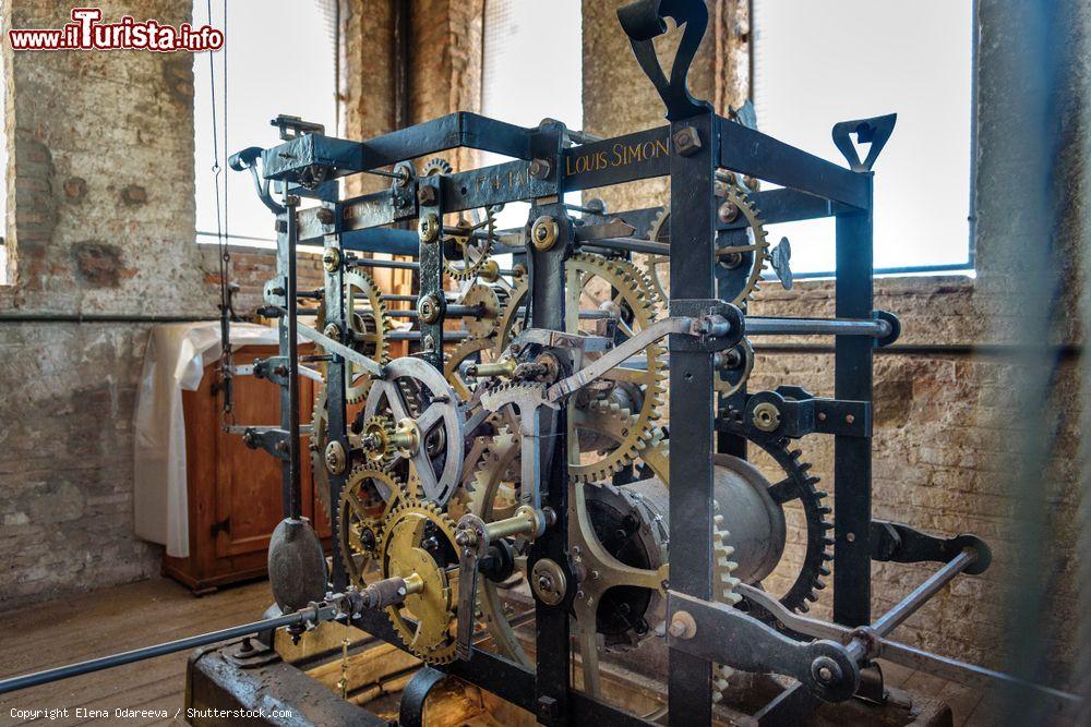 Immagine L'orologio che si trova dentro alla Torre delle Ore di Lucca - © Elena Odareeva / Shutterstock.com