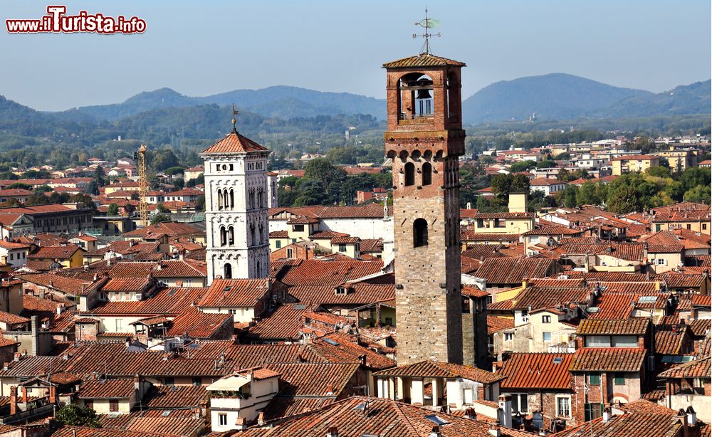 Immagine La Torre delle Ore domina la skyline del centro storico di Lucca