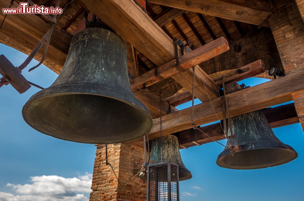 Immagine Le campane sulla cima della TOrre delle Ore di Lucca in Toscana