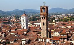La Torre delle Ore domina la skyline del centro storico di Lucca