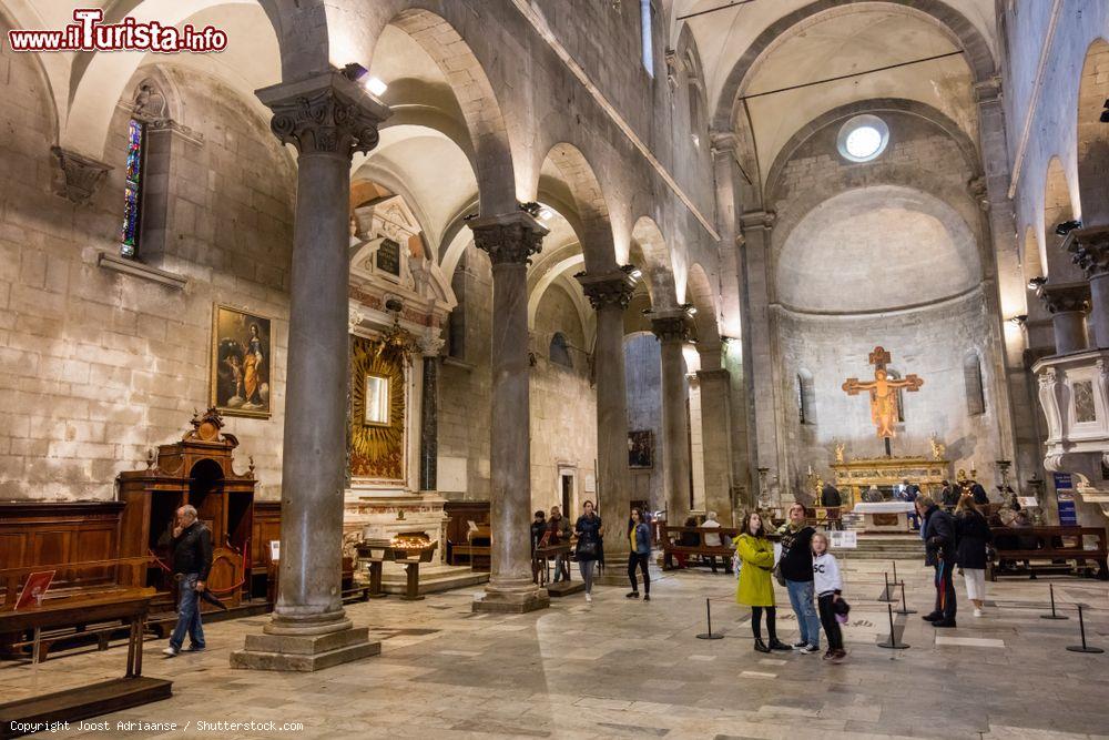 Immagine Interno a tre navate della chiesa romanica di San Michele in Foro a Lucca - © Joost Adriaanse / Shutterstock.com