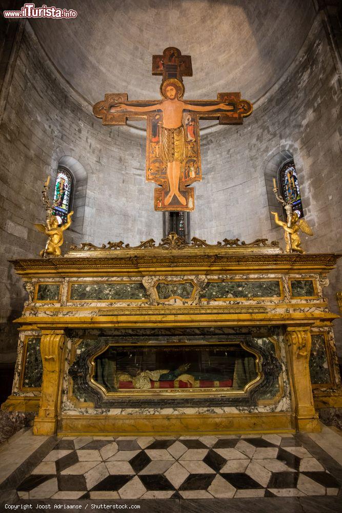 Immagine Interno della Chiesa di San Michele in Foro a Lucca: un altare con Crocifisso - © Joost Adriaanse / Shutterstock.com