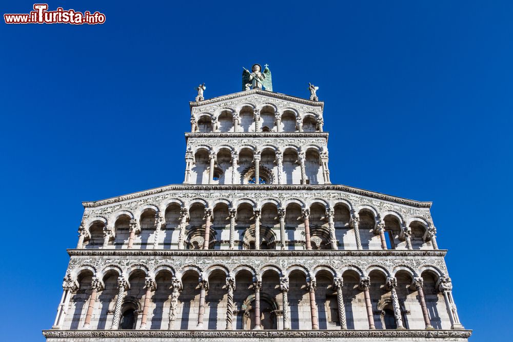 Immagine La facciata della chiesa di San Michele in Foro nel centro di Lucca