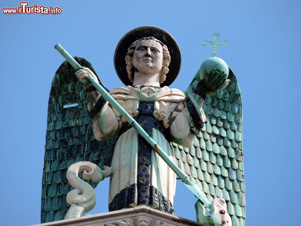 Immagine La statua di San Michele che corona l'omnima chiesa romanica del centro di Lucca