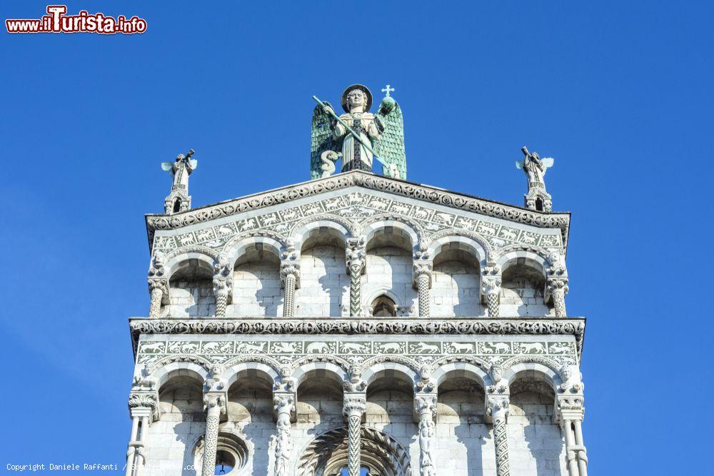 Immagine Le eleganti logge colonnate e la Statua dell'Arcangelo Michele sulla cima - © Daniele Raffanti / Shutterstock.com