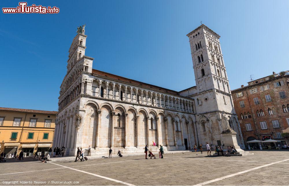 Immagine Piazza delle Catene che corrisponde al cuore del foro romano, accoglie la Chiesa di San Michele, capolavoro di arte romanica a Lucca - © Alberto Masnovo / Shutterstock.com