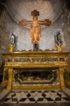 Interno della Chiesa di San Michele in Foro a Lucca: un altare con Crocifisso - © Joost Adriaanse / Shutterstock.com