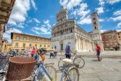 La chiesa romanica di San Michele in Foro, uno dei simboli di Lucca - © StockPhotoAstur / Shutterstock.com