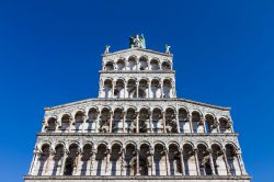 La facciata della chiesa di San Michele in Foro nel centro di Lucca