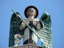 La statua di San Michele che corona l'omnima chiesa romanica del centro di Lucca