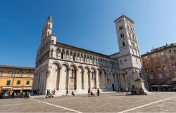 Piazza delle Catene che corrisponde al cuore del foro romano, accoglie la Chiesa di San Michele, capolavoro di arte romanica a Lucca - © Alberto Masnovo / Shutterstock.com