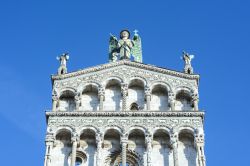 Le eleganti logge colonnate e la Statua dell'Arcangelo Michele sulla cima - © Daniele Raffanti / Shutterstock.com