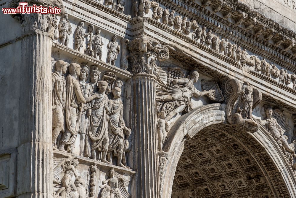 Immagine I bassorilievi che impreziosiscono le facciate dell'Arco di Traiano a Benevento