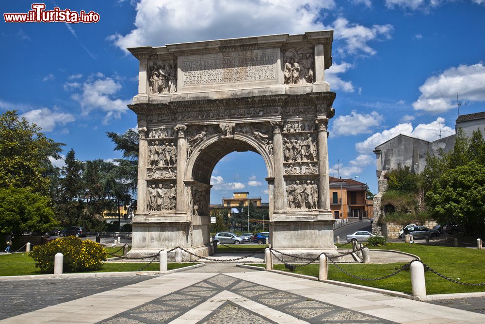 Cosa vedere e cosa visitare Arco di Traiano