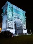 Benevento, Campania: l'Arco di Traiano illuminato di sera