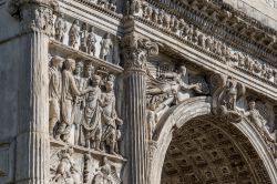 I bassorilievi che impreziosiscono le facciate dell'Arco di Traiano a Benevento