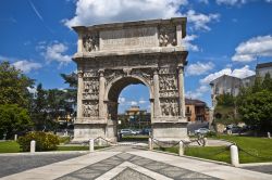 Il monumentale Arco di Traiano a Benevento, architettura romana di grande importanza storica ed artistica