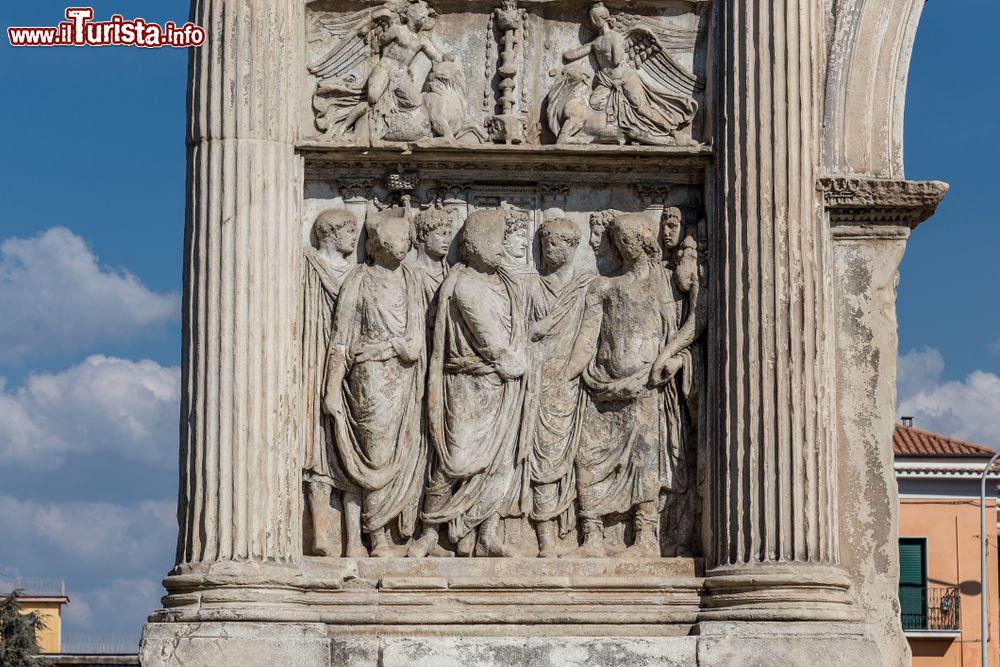 Immagine Un particolare dell'Arco di Traiano, monumento del centro di Benevento in Campania