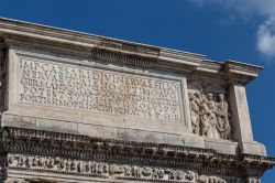 Iscrizione dedicatoria all'imperatore Traiano sull'arco romano di Benevento