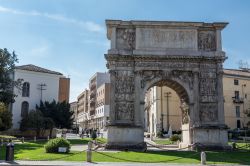 Le case del centro di Benevento e il grande Arco di Traiano - © DinoPh / Shutterstock.com