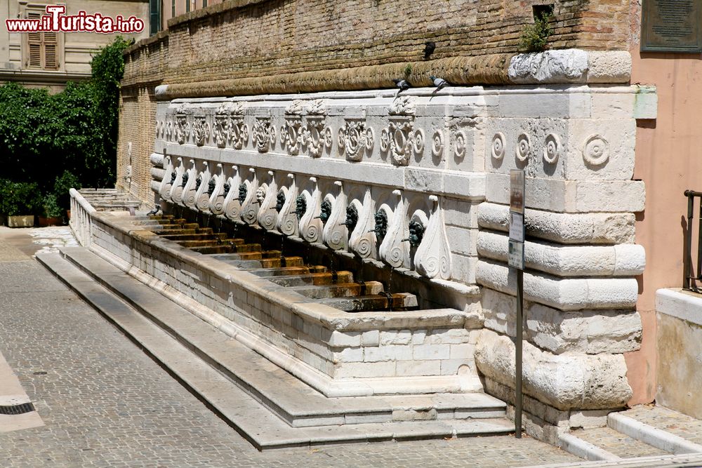 Immagine Ancona, Marche: la Fontana delle tredici cannelle o fontana del Calamo