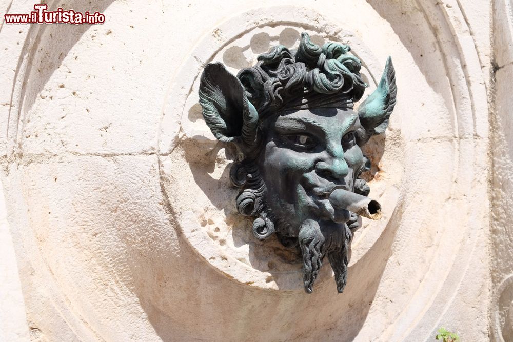 Immagine Dettaglio di una delle cannelle della Fontana del Calamo di Ancona