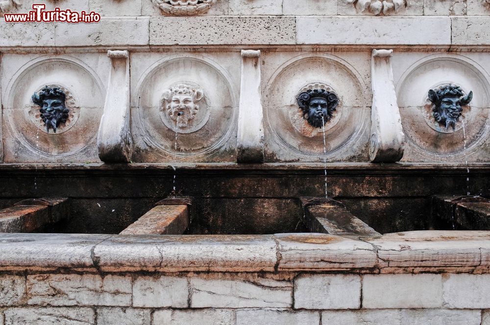 Immagine La fontana del calamo in centro ad ancona