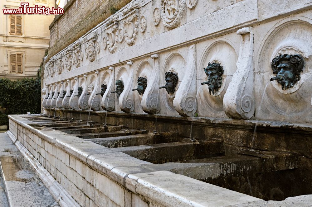 Immagine La fontana delle 13 cannelle si trova nel centro di ancona capoluogo delle marche