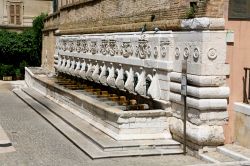 Ancona, Marche: la Fontana delle tredici cannelle o fontana del Calamo