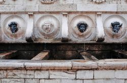 La fontana del calamo in centro ad ancona