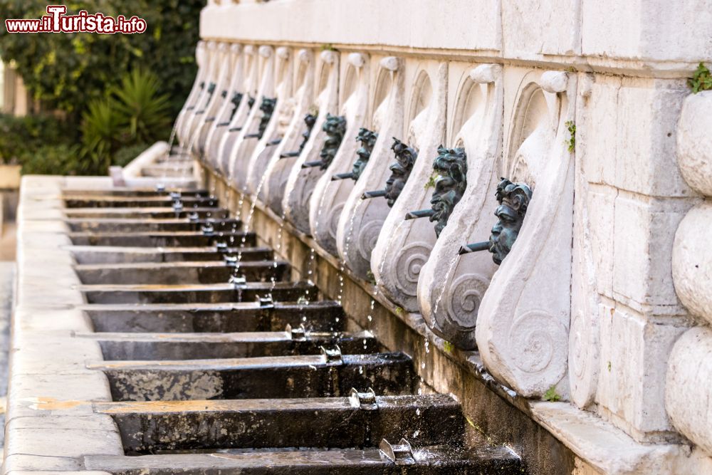 Immagine Prospettiva delle tredici cannelle alla Fontana del Calamo ad Ancona, nelle Marche
