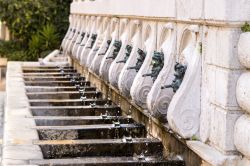 Prospettiva delle tredici cannelle alla Fontana del Calamo ad Ancona, nelle Marche