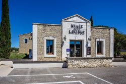 Ingresso del museo della lavanda di Coustellet in Francia - © Roka / Shutterstock.com