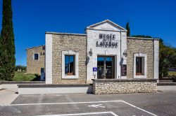 Ingresso del museo della lavanda di Coustellet in Francia - © Roka / Shutterstock.com