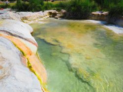 Le acque calde della vasca più grande delle Piscine Carletti, una delle terme gratuite di Vitarbo