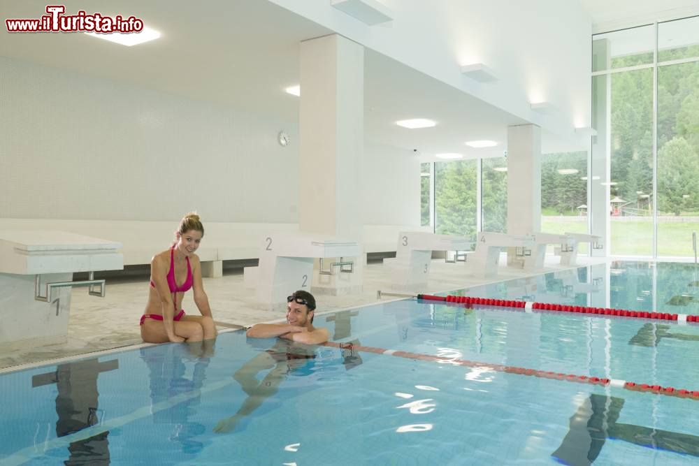 Immagine La piscina interna del complesso termale di Ovaverva in Svizzera a St. Moritz - © Foto Daniel Martinek