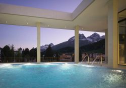 La piscina esterna delle Terme di Ovaverva a St. Moritz in Svizzera - © Foto Daniel Martinek