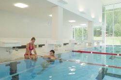 La piscina interna del complesso termale di Ovaverva in Svizzera a St. Moritz - © Foto Daniel Martinek