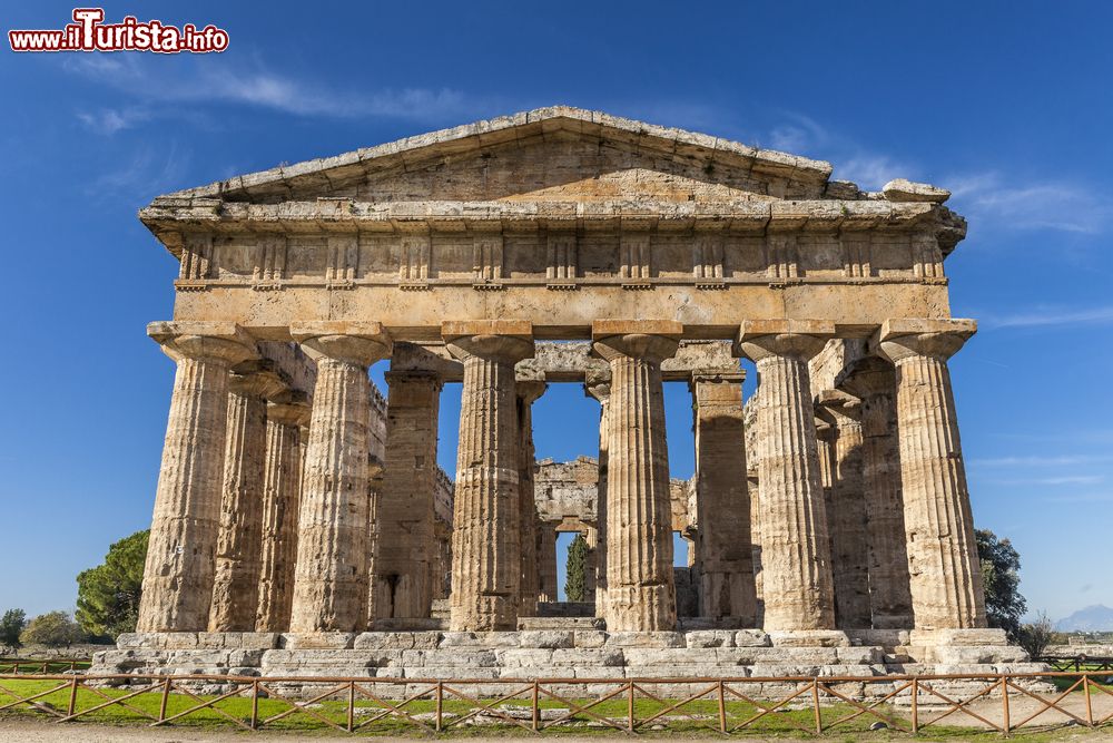 Immagine Il Tempio di Poseidone, Nettuno per i romani, nell'area archeologica di Paestum, in Campania