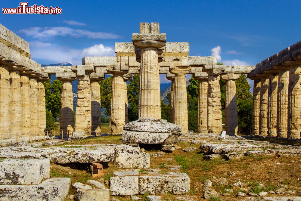 Immagine Interno del Tempio di Hera II a Paestum in Campania, uno dei siti archeologici della Magna Grecia